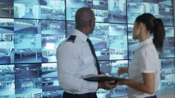 Πορτρέτο Του Χαμογελώντας Αξιωματικούς Ασφάλειας Στο Δωμάτιο Ελέγχου Συστήματος — Αρχείο Βίντεο