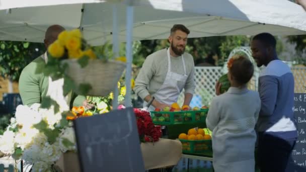 Freundliche Standbesitzer Verkaufen Kunden Auf Einem Bauernmarkt — Stockvideo