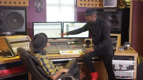 Müzik Yapımcısı Birlikte Çalışan Kayıt Stüdyosunda Ses Mühendisi — Stok video