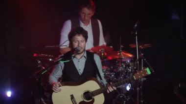 şarkı, akustik gitar ve davul çalmaya erkekler müzikal bant 