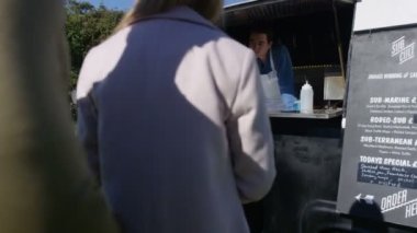 4 k gıda satıcı topluluk Event'de bir sıra müşterilerinin hizmet burger Van'da