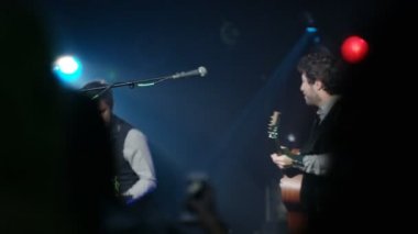Sahne Alanı'nda yaşamak oynarken erkek indie grubu