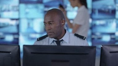 4 k gözetim memuru kulaklık kontrol odasında üzerinden iletişim