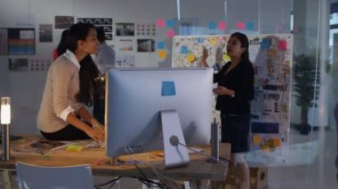 Yaratıcı tasarım ekibi modern ofis bir projede birlikte çalışma.