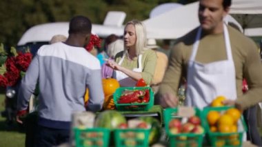4k tezgah sahibi çiftçi Market gülümseyen portresi.