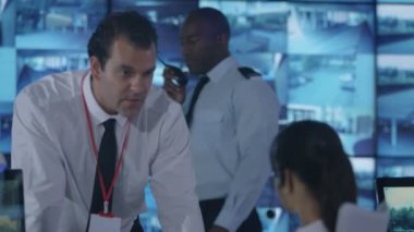 birden fazla Cctv video ekranlar sistem kontrol odasında izlerken 4 k güvenlik ekibi