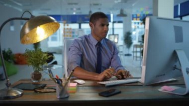 Bilgisayarda çalışan geç saatlere kadar ofiste, tasarımcı