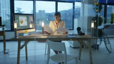 Bilgisayarda çalışan geç saatlere kadar ofiste, tasarımcı