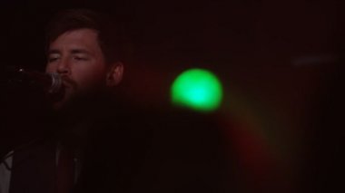 Sahne Alanı'nda 4 k ağır çekim video canlı oynamaya müzisyen grubu