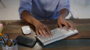 Yaratıcı tasarım ekibi modern ofis bir projede birlikte çalışma