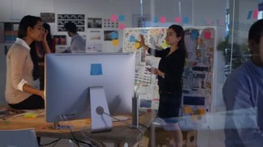 Yaratıcı tasarım ekibi modern ofis bir projede birlikte çalışma.