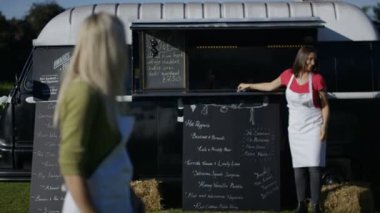 4k dış burger van duran sokak gıda tüccar gülümseyen portresi