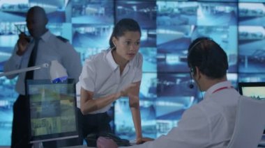 birden fazla Cctv video ekranlar sistem kontrol odasında izlerken 4 k güvenlik ekibi