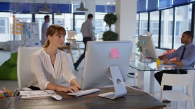 İş grubu modern ofis, bilgisayarda çalışan kadın odaklanmak.
