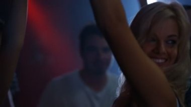 güzel kız kalabalık bir gece kulübünde dans 4k yakın çekim