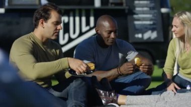 sohbet ve yeme 4 k mutlu arkadaşlar burger van topluluk Event'de gıdalardan hızlı. 