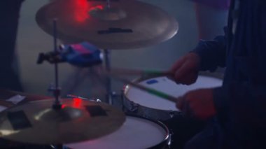 4K Live grubu genç gece kulübü kalabalığı için çalıyor, davulcuya yakın çekim.