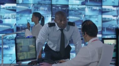 birden fazla Cctv video ekranlar sistem kontrol odasında izlerken 4 k güvenlik ekibi