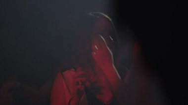 4 k ağır çekim video clubbing ve müzik dinleme sırasında konuşurken iki kadın 