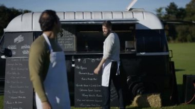 4k dış burger van duran sokak gıda tüccar gülümseyen portresi
