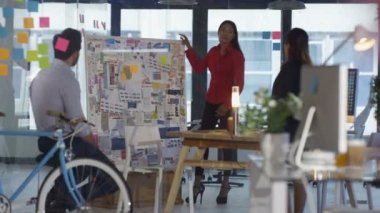 Yaratıcı tasarım ekibi modern ofis bir projede birlikte çalışma.