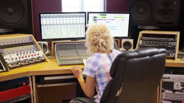 Mosolygó Hangmérnök Keverés Asztal Stúdióban Dolgozik Portré — Stock videók