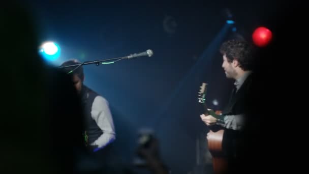 Masculino Indie Banda Tocando Vivo Palco — Vídeo de Stock