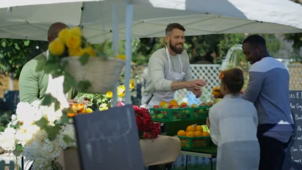 Amistosos Tenedores Puestos Vendiendo Clientes Mercado Agricultores — Vídeos de Stock