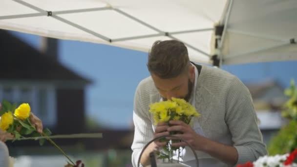 Liten Flicka Med Två Vuxna Som Arbetar Blomma Stall Jordbrukarna — Stockvideo