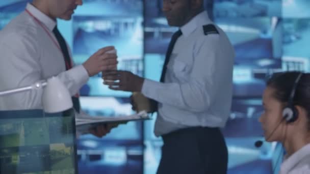 Equipo Seguridad Discutiendo Sala Control Con Múltiples Pantallas Video — Vídeo de stock