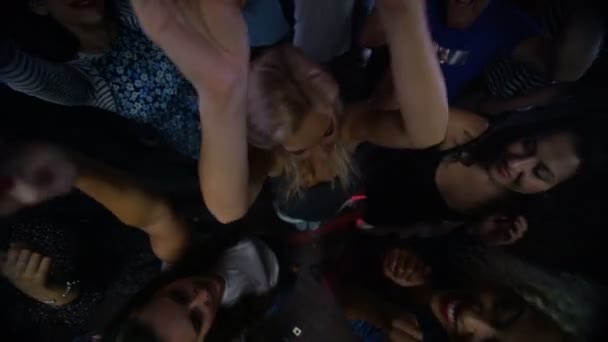 High Angle View Partij Menigte Dansen Club Zoek Naar Camera — Stockvideo