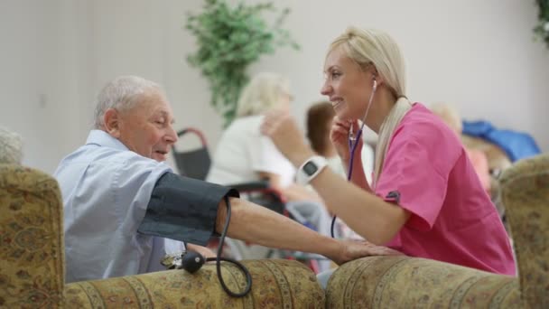 Enfermera Joven Revisando Presión Arterial Del Anciano Hogar Ancianos — Vídeos de Stock