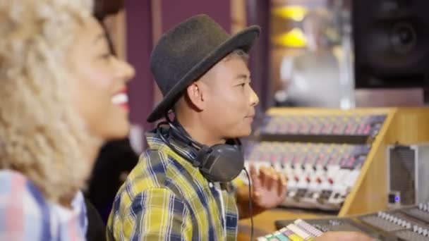 Equipe Profissional Estúdio Gravação Misturando Uma Faixa Com Vocalista Masculino — Vídeo de Stock