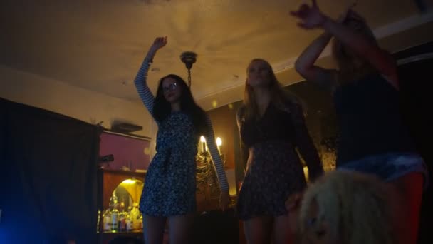 Gelukkig Partij Menigte Drinken Dansen Een Discotheek — Stockvideo