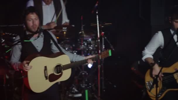 Musiker Männer Indie Band Spielt Live Auf Der Bühne — Stockvideo