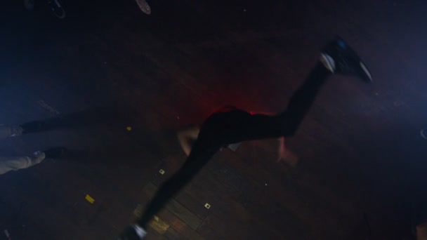 Vue Grand Angle Vers Bas Jeune Homme Breakdance Avec Une Vidéo De Stock Libre De Droits