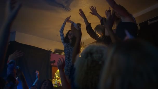 Fiesta Feliz Multitud Bebiendo Bailando Club Nocturno — Vídeo de stock