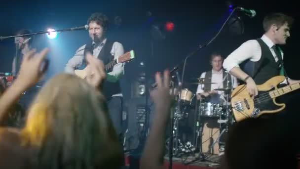 Live Band Tritt Bei Musikveranstaltung Vor Begeistertem Publikum Auf — Stockvideo