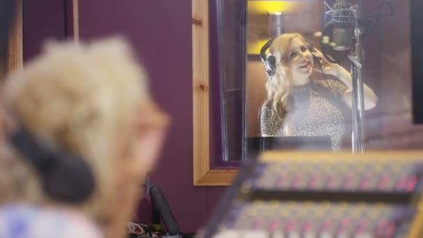 Équipe Professionnelle Studio Enregistrement Mixant Une Piste Avec Une Chanteuse — Video