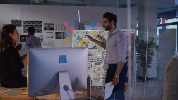 Equipo Diseño Creativo Colaborando Proyecto Una Oficina Moderna — Vídeo de stock