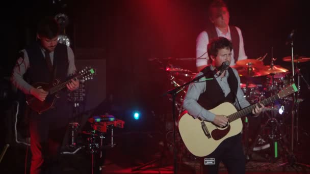 男性アコースティック ギター ドラム マンドリン ナイトクラブのステージで歌を行う音楽バンド — ストック動画