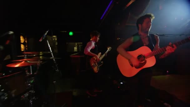 Musikalische Männerband Spielt Auf Der Bühne Video Zeitlupe — Stockvideo