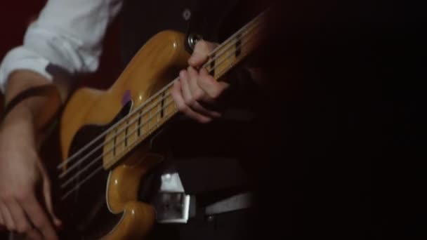 Vídeo Banda Musical Tocando Música Palco Cantor Bebendo Cerveja Palco — Vídeo de Stock