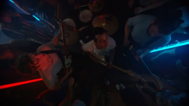 Hochwinkelblick Nach Unten Live Band Tritt Für Junge Nachtclubbesucher Auf — Stockvideo