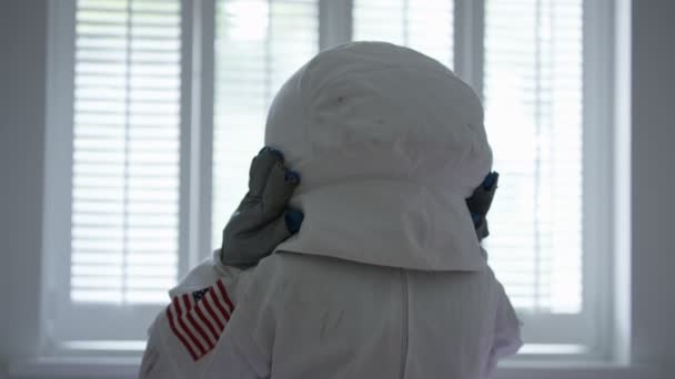 Mladý Srdci Postarší Dáma Oblečená Jako Astronaut Její Ložnici Pečovatelském — Stock video