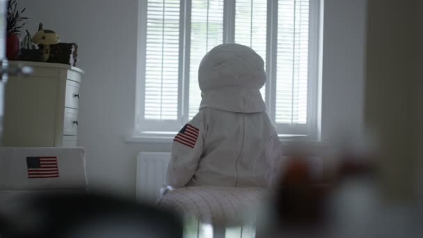 年轻的心中的老太太在养老院的卧室里打扮成航天员 — 图库视频影像