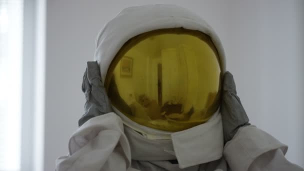 Retrato Senhora Idosa Alegre Tirando Capacete Enquanto Vestida Astronauta — Vídeo de Stock