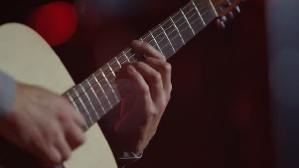 Video Guitarrista Tocando Vivo Guitarra Acústica Cámara Lenta — Vídeos de Stock