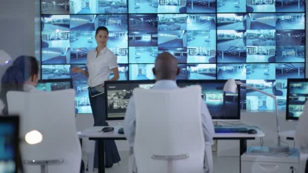 安保干事与观察控制室的工作人员沟通 — 图库视频影像