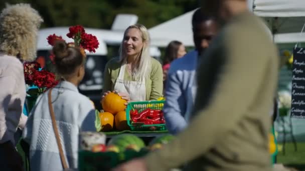 Přátelské Podomci Prodávají Čerstvé Vyrábět Zákazníkům Farmářský Trh — Stock video